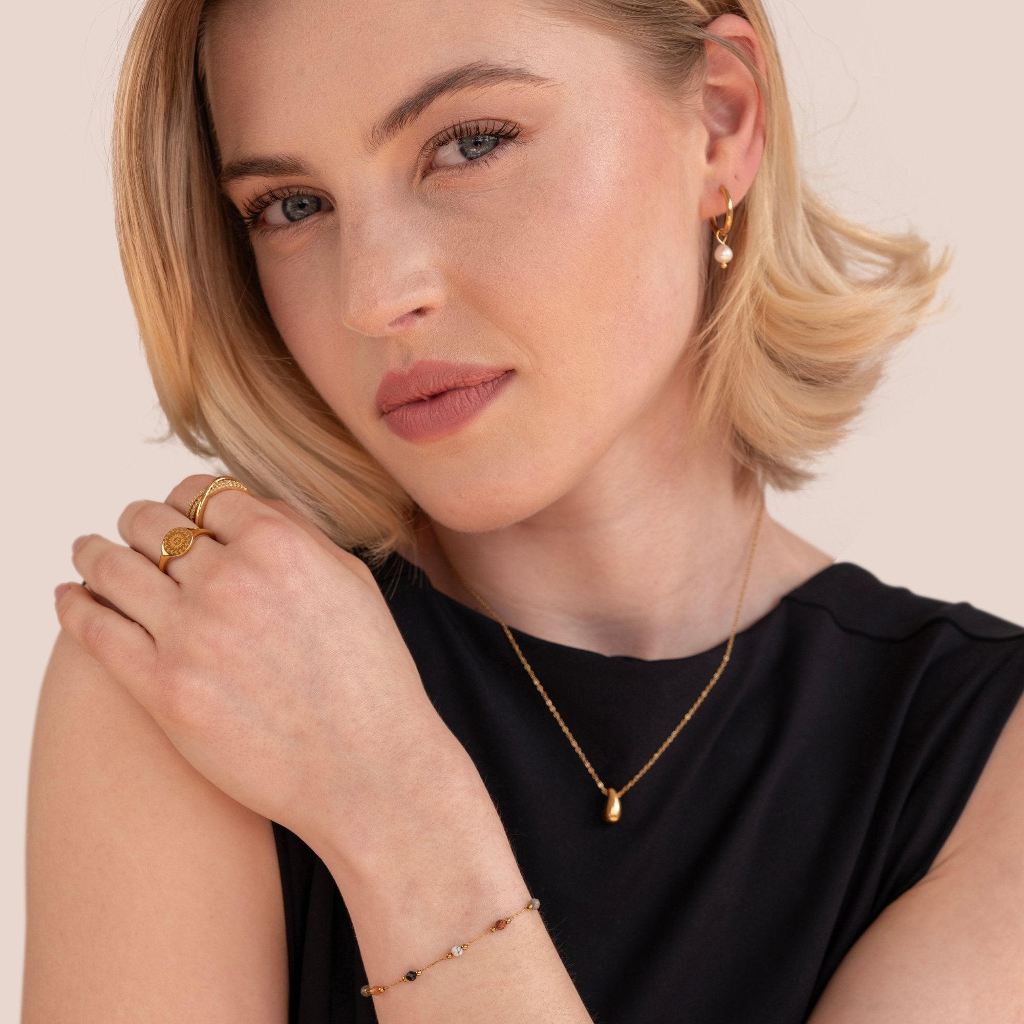 ANNA | Stenarmpand med Myk Toning