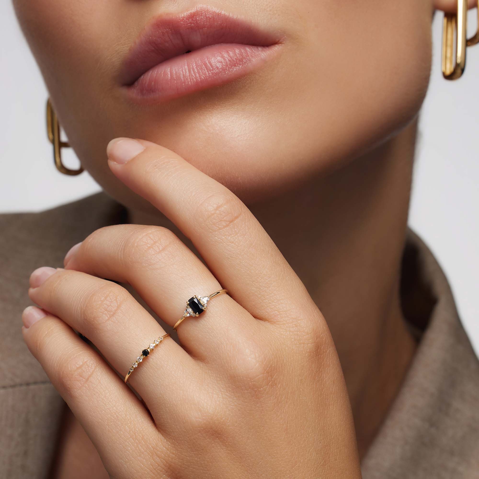 ANNA | Sort spinell-baguette-ring i gull