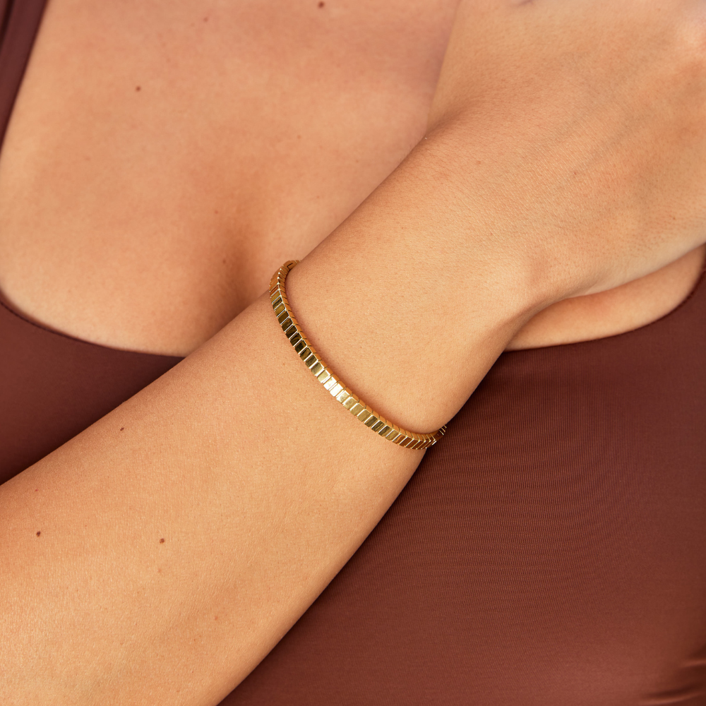 ANNA | Gullfarget Armring med Struktur